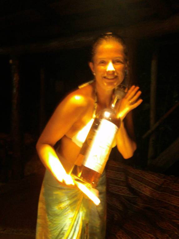 Olha só o tamanhozinho da garrafa de tequila, no bar da Round House, nosso hotel no rio Dulce, região de Livingston, na Guatemala